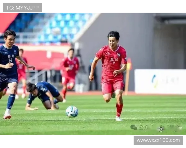 足球明星亲自赠送球衣给粉丝感动瞬间引发热烈反响