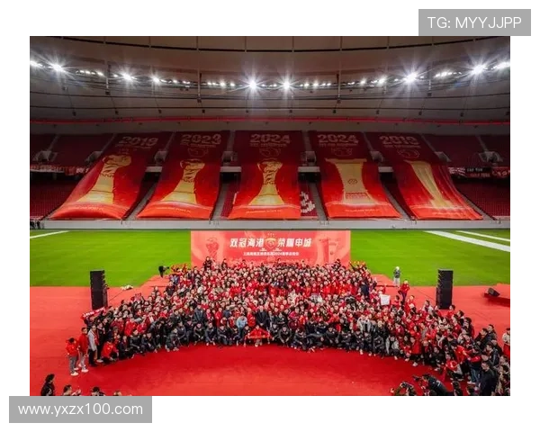 香港足球明星队聚餐分享球场趣事与团队精神的温馨时刻 香港足球明星队聚餐分享球场趣事与团队精神的温馨时刻